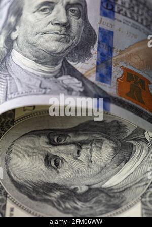 Leicht gerollte 100-Dollar-Banknote für Designzwecke Stockfoto