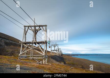 Alte Seilbahn für den Transport von Kohle aus Minen in Longyearbyen - der nördlichsten Siedlung der Welt. Spitzbergen, Norwegen Stockfoto