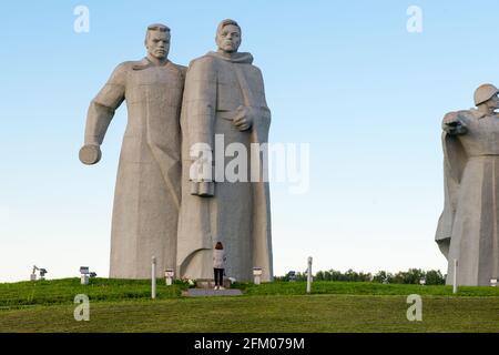 Dorf Nelidovo, Bezirk Wolokolamsk, Region Moskau - 20. August 2020: Bereit für den Kampf! Denkmal für „Panfilov Heroes“ im Dorf Dubosekovo. Stockfoto