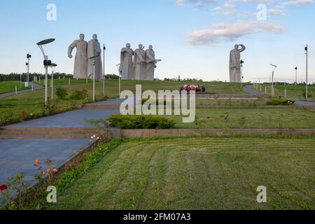 Dorf Nelidovo, Bezirk Wolokolamsk, Region Moskau - 20. August 2020: Denkmal für die „Panfilov Heroes“ im Dorf Dubosekovo. Die 28 Panfilov's Stockfoto