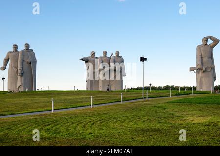 Dorf Nelidovo, Bezirk Wolokolamsk, Region Moskau - 20. August 2020: Denkmal für die „Panfilov Heroes“ im Dorf Dubosekovo. Die 28 Panfilov's Stockfoto