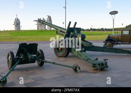 Dorf Nelidovo, Bezirk Wolokolamsk, Region Moskau - 20. August 2020: Denkmal für die „Panfilov Heroes“ im Dorf Dubosekovo. Artilleriebühre. So Stockfoto