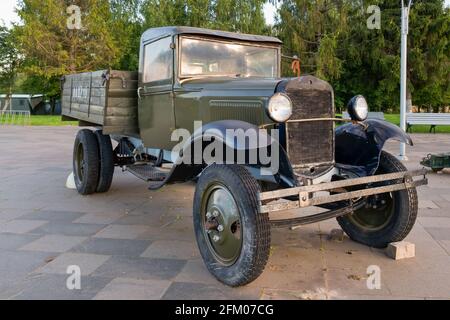 Dorf Nelidovo, Bezirk Wolokolamsk, Region Moskau - 20. August 2020: GAZ-MM USSR 1940er Militärtransporter auf Basis des Ford Model AA. Sowjetisch-russischer alter c Stockfoto