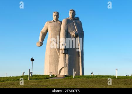 Dorf Nelidovo, Bezirk Wolokolamsk, Region Moskau - 20. August 2020: Bereit für den Kampf! Denkmal für „Panfilov Heroes“ im Dorf Dubosekovo. Stockfoto