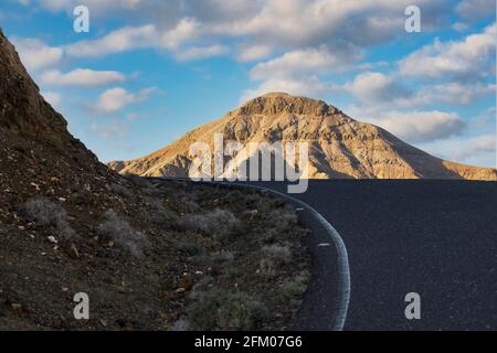 Leere Straße durch Wüstenlandschaft zum Astronomischen Observatorium von Sicasumbre, Fuerteventura, Kanarische Inseln, Spanien Stockfoto