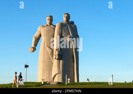 Dorf Nelidovo, Bezirk Wolokolamsk, Region Moskau - 20. August 2020: Bereit für den Kampf! Denkmal für „Panfilov Heroes“ im Dorf Dubosekovo. Stockfoto