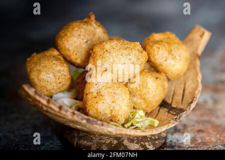 Traditionelles Sciatt, mit Käse gefüllte Buchweizen-Krapfen aus dem Valtellina in Holzschüssel, Provinz Sondrio, Lombardei, Italien Stockfoto