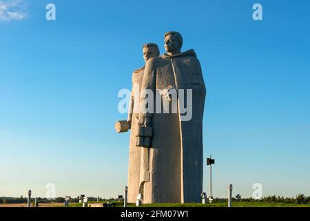 Dorf Nelidovo, Bezirk Wolokolamsk, Region Moskau - 20. August 2020: Bereit für den Kampf! Denkmal für „Panfilov Heroes“ im Dorf Dubosekovo. Stockfoto