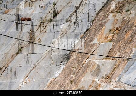 Terrassenförmige Felswand in Tagebau-Carrara-Marmorminen oder -Steinbrüchen, Carrara, Toskana, Italien Stockfoto