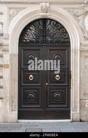 Alte braune Tür in Italien Stockfoto