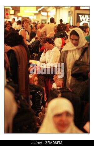 Ein Streik in Heathrow bringt den Flughafen Terminal 4 nach Ein virtuelles Standstillpic David Sandison 11/8/2005 Stockfoto