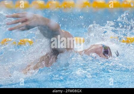 Qingdao, China. Mai 2021. HE Junyi aus Zhejiang tritt beim 100-m-Freestyle-Finale der Männer bei den chinesischen nationalen Schwimmmeisterschaften 2021 in Qingdao, Ostchina, am 5. Mai 2021 an. Quelle: Xu Chang/Xinhua/Alamy Live News Stockfoto