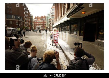 Vater Weihnachten und sein Seesel Dino posieren für Fotos vor einem schneebedeckten Harrods, bevor sie die Gäste am 9. August 2005 in London, England, im dritten Stock des Knightsbridge Stores auf eine Tour durch die Weihnachtswelt nehmen. Über 15.000ft qm Fläche sind Weihnachten im gesamten Geschäft gewidmet. Mit einer künstlichen Schneemaschine, die gegen die Sommerwärme kämpft, kommen Pater Christmas und sein Seesel Dino vor einem schneebedeckten Eingang nach Harrods zum Start von Christmas World im Knightsbridge Store in London an. Bild David Sandison 9/8/2005 Stockfoto