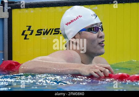 Qingdao, China. Mai 2021. HE Junyi aus Zhejiang reagiert nach dem 100-m-Freestyle-Finale der Männer bei den chinesischen nationalen Schwimmmeisterschaften 2021 in Qingdao, Ostchina, 5. Mai 2021. Quelle: Xu Chang/Xinhua/Alamy Live News Stockfoto