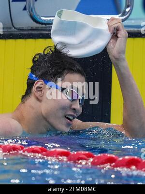 Qingdao, China. Mai 2021. HE Junyi aus Zhejiang reagiert nach dem 100-m-Freestyle-Finale der Männer bei den chinesischen nationalen Schwimmmeisterschaften 2021 in Qingdao, Ostchina, 5. Mai 2021. Quelle: Xu Chang/Xinhua/Alamy Live News Stockfoto