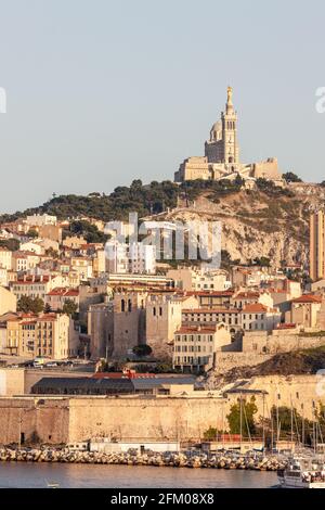 Basilika Notre Dame de Lagarde vom Meer aus gesehen. Marseille, Frankreich Stockfoto