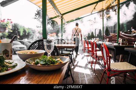 Sommercafe Terrasse Tisch mit Gerichten serviert Stockfoto