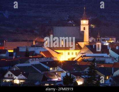 Kleine Stadt in der Slowakei - Svaty Jur bei Nacht Stockfoto