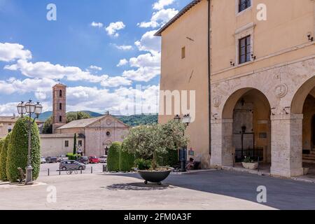 Piazza XXIV Giugno und im Hintergrund die Kirche San Francesco im historischen Zentrum von Sarteano, Siena, Italien Stockfoto