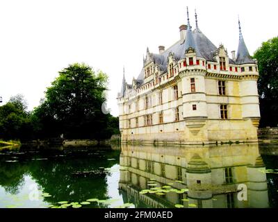 Außenansicht des Renaissance-Château d'Azay-le-Rideau mit seinem Graben im Indre, erbaut zwischen 1518 und 1527, Loire-Tal, Frankreich Stockfoto