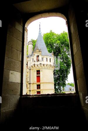 Blick von innen auf das Renaissance-Château d'Azay-le-Rideau mit seinem Indre-Graben, erbaut zwischen 1518 und 1527, Loire-Tal, Frankreich Stockfoto