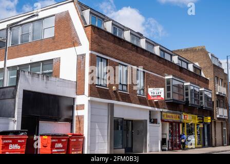 Kingston upon Thames London Großbritannien, Mai 04 2021, Stadtzentrum traditionelle Architektur in EINER Reihe von Geschäften oder Geschäften gegen DEN blauen Himmel Stockfoto