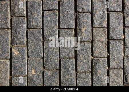 Fragment der Straße mit einem alten Granitstein gepflastert Des Klosters Stockfoto
