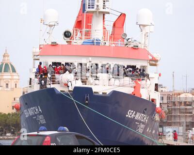 Seawatch4 NGO-Schiff mit 455 Migranten im Hafen von Trapani am 2021 Stockfoto