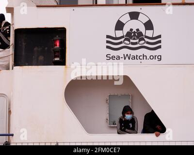 Seawatch4 NGO-Schiff mit 455 Migranten im Hafen von Trapani am 2021 Stockfoto