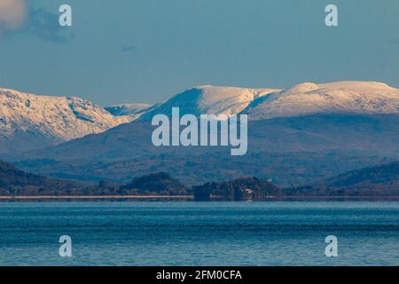 Morecambe Bay, Großbritannien. Mai 2021. Schnee in den Fjells über Morecambe Bay in Richtung Flussmündung in Kent Quelle: PN News/Alamy Live News Stockfoto