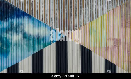 Blick auf die dekorierte Wand eines Industriegebäudes Stockfoto