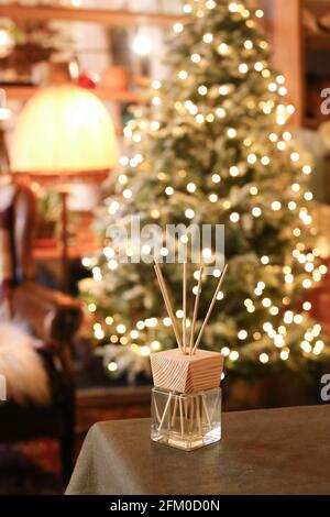 Aromatherapie-Reed-Diffusor-Lufterfrischer auf entspanntem Spa-Hintergrund Stockfoto