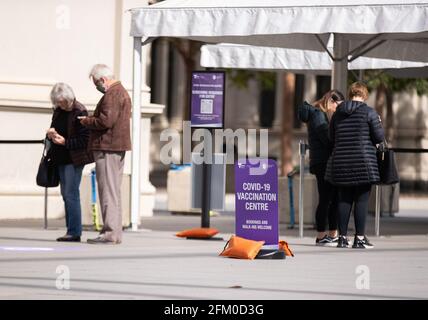 (210505) -- MELBOURNE, 5. Mai 2021 (Xinhua) -- das Foto vom 23. April 2021 zeigt Menschen im Impfzentrum COVID-19 in Melbourne, Australien. ZUR „Nachrichtenanalyse: Wie wird Australien mit der neuen Phase der Einführung der Impfungen vorgehen?“ (Foto von Hu Jingchen/Xinhua) Stockfoto