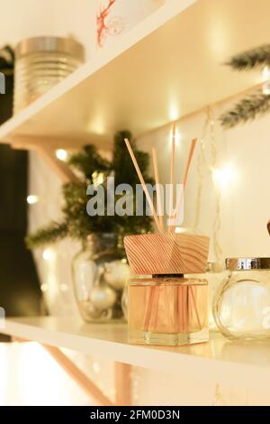 Aromatherapie-Reed-Diffusor-Lufterfrischer auf entspanntem Spa-Hintergrund Stockfoto