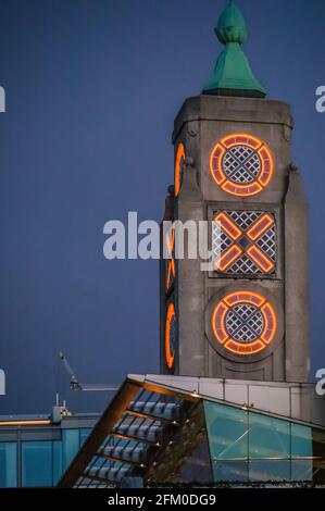 OXO Tower in London, Nahaufnahme und beleuchtet in der Dämmerung. Der OXO Tower liegt am Londoner South Bank, südlich der Themse. Stockfoto
