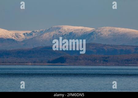 Morecambe Bay, Lancashire, Großbritannien. Mai 2021. Schnee in den Fjells hinter Arnside Knott Kredit: PN News/Alamy Live News Stockfoto