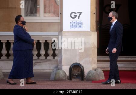 Außenminister Dominic Raab begrüßt den südafrikanischen Minister für internationale Beziehungen und Zusammenarbeit, Naledi Pandor, während des G7-Treffens der Außen- und Entwicklungsminister im Lancaster House in London. Bilddatum: Mittwoch, 5. Mai 2021. Stockfoto