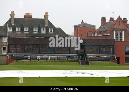 Bedeckt das Spielfeld, wenn es vor dem Cambridge MCCU gegen Essex CCC, dem englischen MCC University Match Cricket bei Fenner's am 8. April 2018, regnet Stockfoto