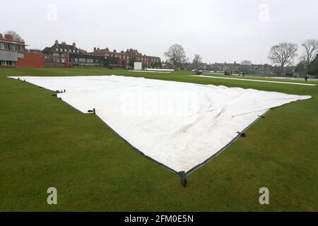 Bedeckt das Spielfeld, wenn es vor dem Cambridge MCCU gegen Essex CCC, dem englischen MCC University Match Cricket bei Fenner's am 8. April 2018, regnet Stockfoto