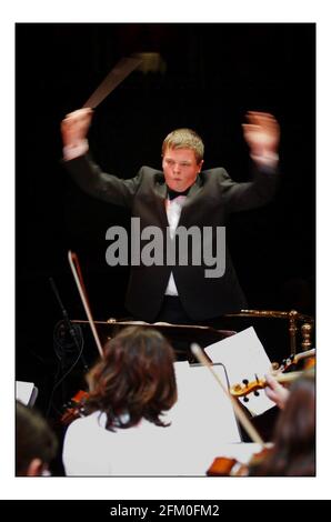 30. Jahrestag Schulen Prom 2004.... Mathew Ryan, 14, aus Bolton, nimmt seinen Baton als jüngsten Dirigenten von Land of Hope and Glory in die Hand. Royal Albert Hall Bild David Sandison 8/11/2004 Stockfoto