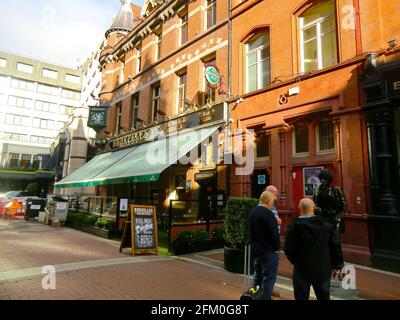 Statue des Musikers Philip Parris Lynott (West Bromwich, 1949 – 1986), in der Grafton Street, Dublin, Leinster, Irland, Europa Stockfoto