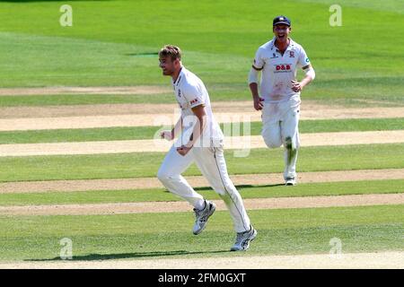 Paul Walter von Essex feiert die Einnahme des Wickels von Shivnarine Chanderpaul während Essex CCC gegen Lancashire CCC, Specsavers County Championship Divisi Stockfoto