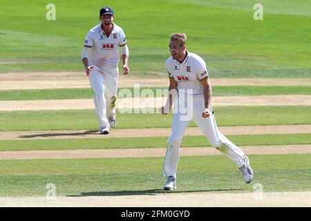 Paul Walter von Essex feiert die Einnahme des Wickels von Shivnarine Chanderpaul während Essex CCC gegen Lancashire CCC, Specsavers County Championship Divisi Stockfoto