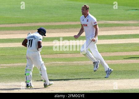 Paul Walter von Essex feiert die Einnahme des Wickels von Shivnarine Chanderpaul während Essex CCC gegen Lancashire CCC, Specsavers County Championship Divisi Stockfoto