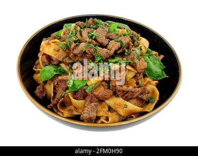 Steak-Ragu mit Pappardelle, isoliert auf weißem Hintergrund Stockfoto