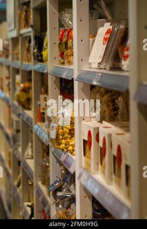 Ausstellung von Deli im Eataly, Rom, Italian Food Emporium und Restaurants. Das ehemalige Terminal von Ostiense, Italien Stockfoto