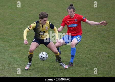 Charlie Cooper von Woking und Matt Robinson von Dagenham und Redbridge während Dagenham & Redbridge gegen Woking, Vanarama National League Football beim C Stockfoto