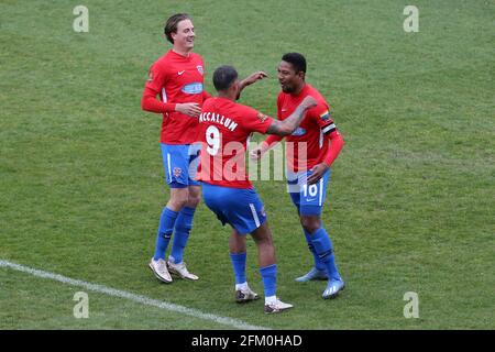 Angelo Balanta (10) von Dagenham und Redbridge erzielt den dritten Platz Tor für sein Team und feiert mit seinen Teamkollegen Während Dagenham & Redbridge vs Wok Stockfoto