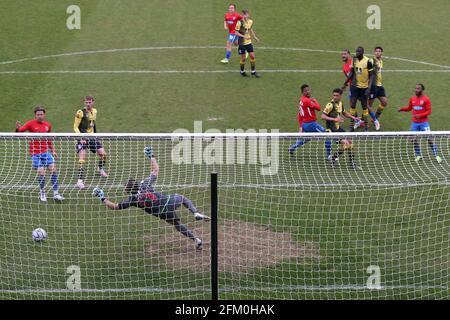 Angelo Balanta von Dagenham und Redbridge erzielt das dritte Tor für sein Team während Dagenham & Redbridge gegen Woking, Vanarama National League Football A Stockfoto