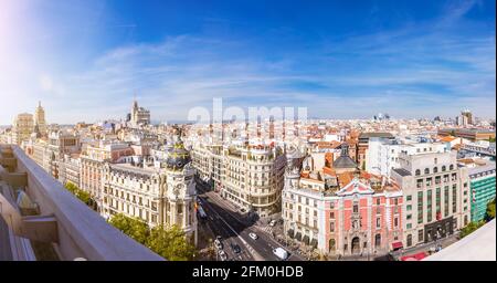 Skyline von Madrid. Panorama über die Hauptstadt Spaniens mit Blick auf die Gran Via und das Metropolis-Haus. Stockfoto
